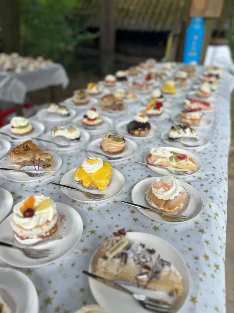 Lange tafel met gebak op bordjes