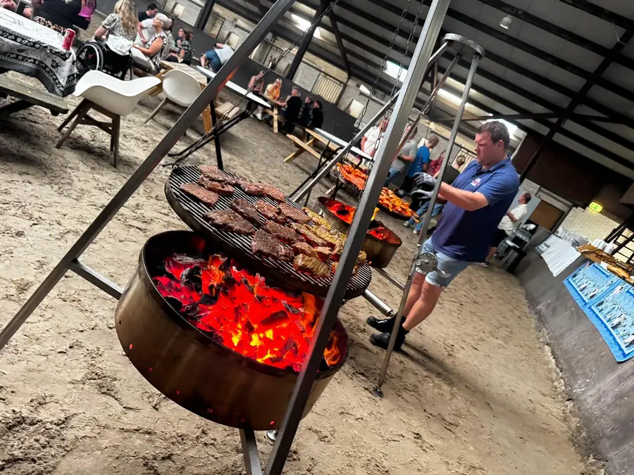 Grillmaster draait het vlees op de houtskoolbarbecue