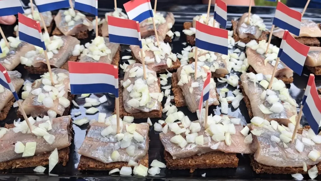 Haring op roggebrood met ui, opgemaakt op een schaal