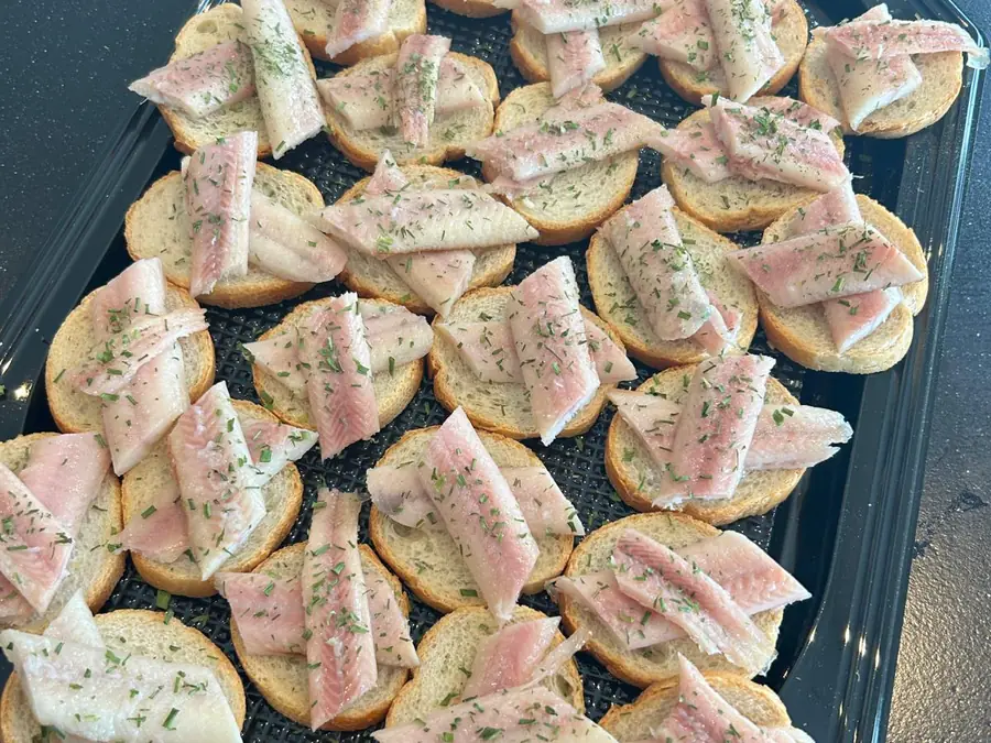 Stokbroodjes met haring op een schaal
