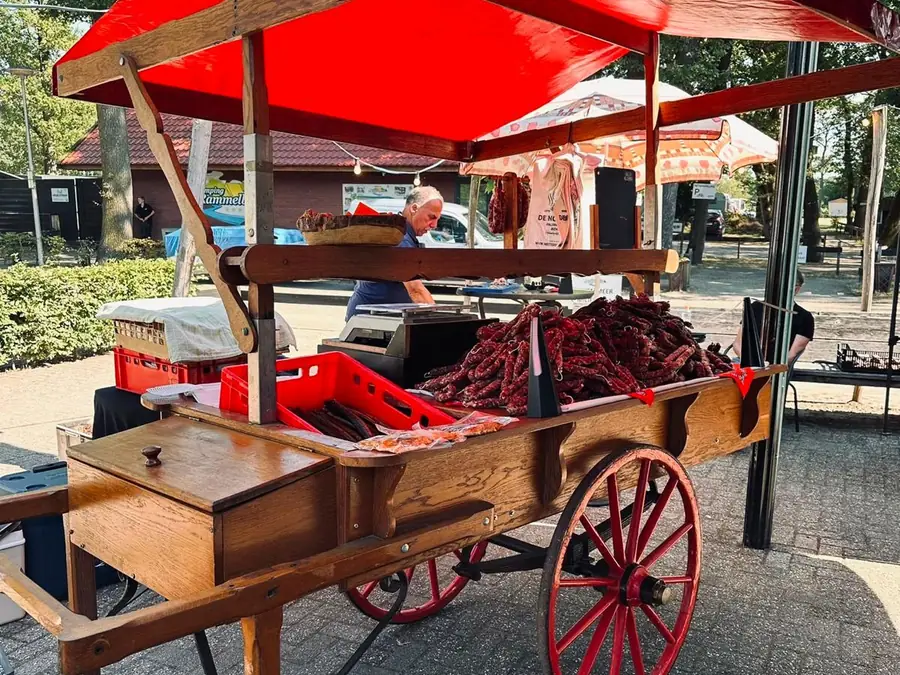 De haringkar met rode luifel op straat