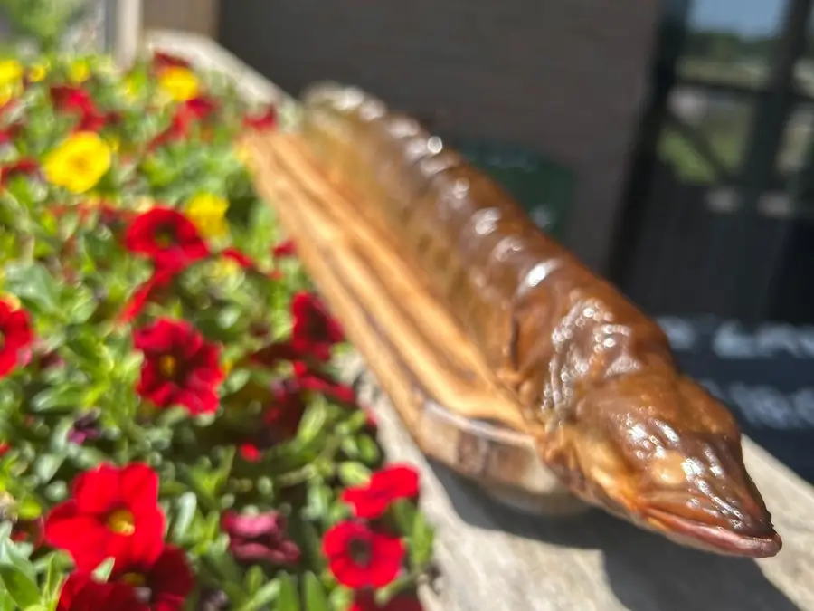 Gerookte paling bij bloeiende bloemen