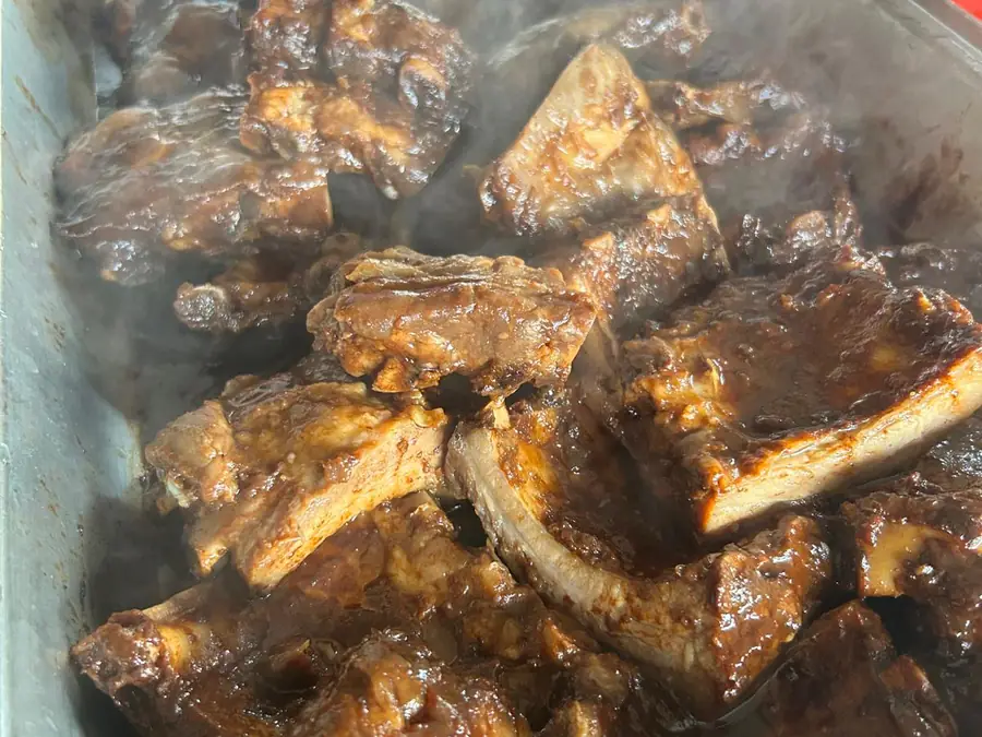 Spareribs in een warmhoudschaal
