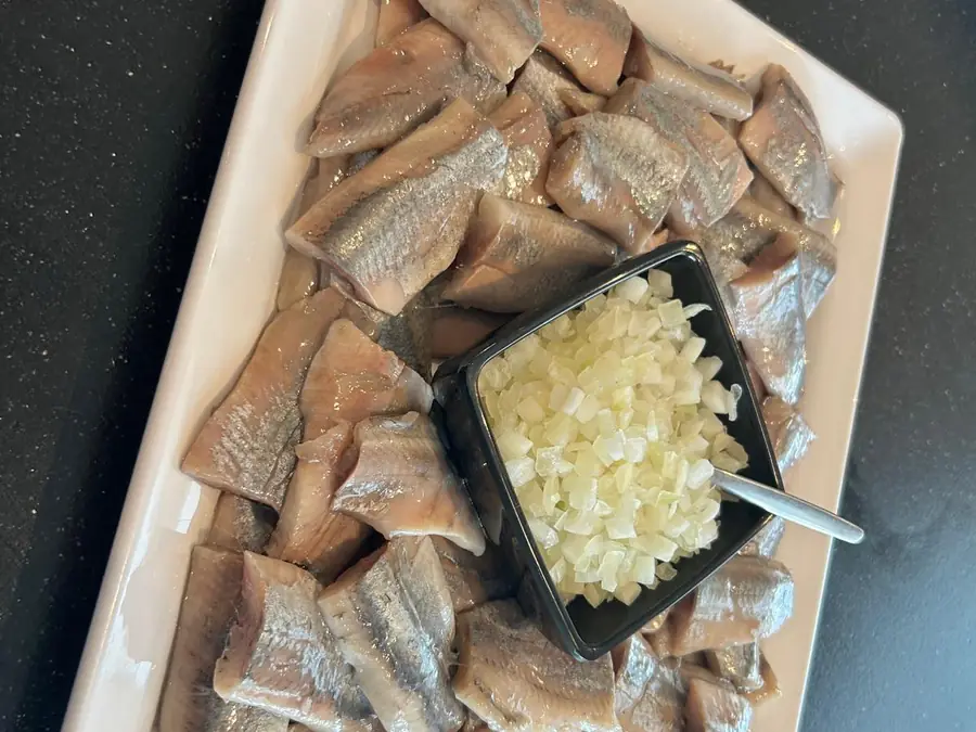 Schaal met vis en een bakje saus