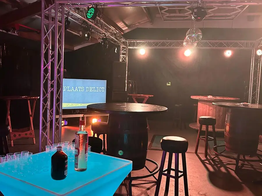 Statafels met verlichting in een feestzaal